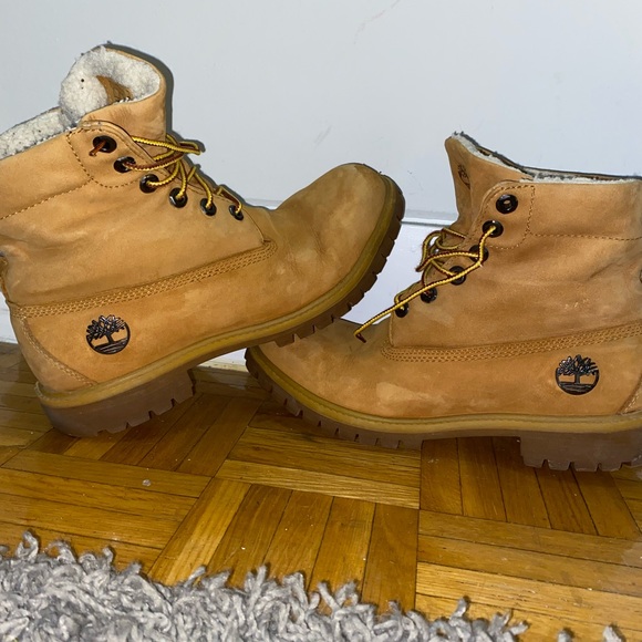 Mens timberland boots. Fur lined. Good condition. Tread still great condition. - Picture 3 of 4
